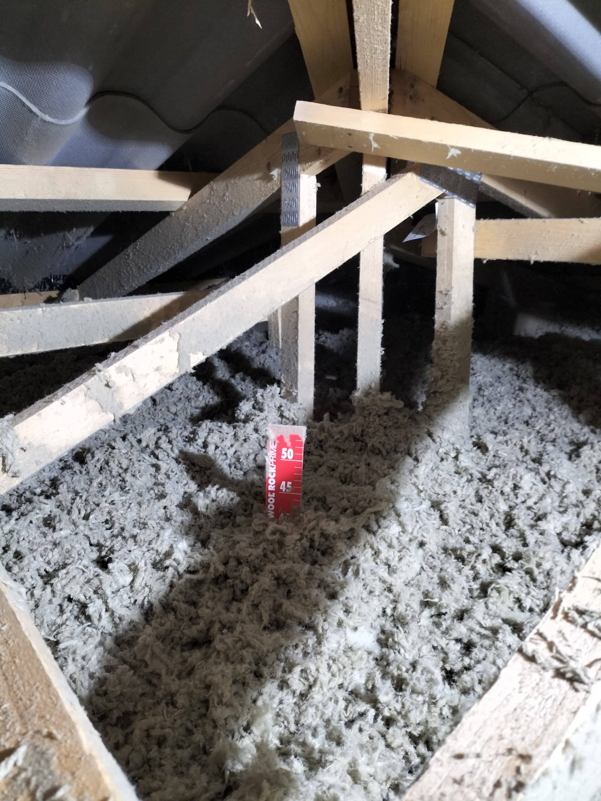 Isolation thermique de combles perdus en laine de roche ROCKWOOL JETROCK 2 d’une villa, Ollioules – Société SAI, devis gratuit